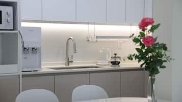 Réfrigérateur, micro-ondes, plaque de cuisson, bouilloire électrique