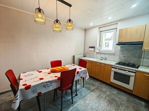 Fridge, oven, stovetop, coffee/tea maker
