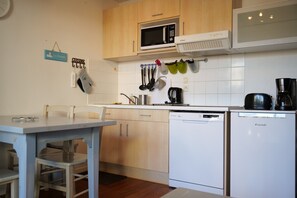 Fridge, microwave, dishwasher, coffee/tea maker