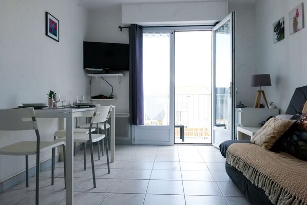 TV - Apartment with Balcony – 3 Minutes from the Beach for a Relaxing Stay – 4 Guests (Les Sables-d´Olonne)