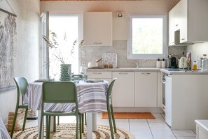 Réfrigérateur, four, lave-vaisselle, cafetière/bouilloire