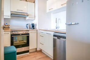Kylskåp, ugn, diskmaskin och kaffe- och tebryggare