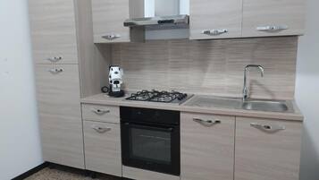 Kühlschrank, Mikrowelle, Wasserkocher mit Kaffee-/Teezubehör