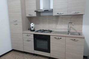 Frigorifero, microonde, macchina per tè/caffè, bollitore elettrico
