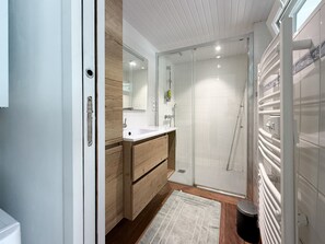 Douche, sèche-cheveux