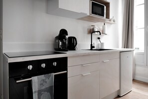 Fridge, microwave, coffee/tea maker, electric kettle