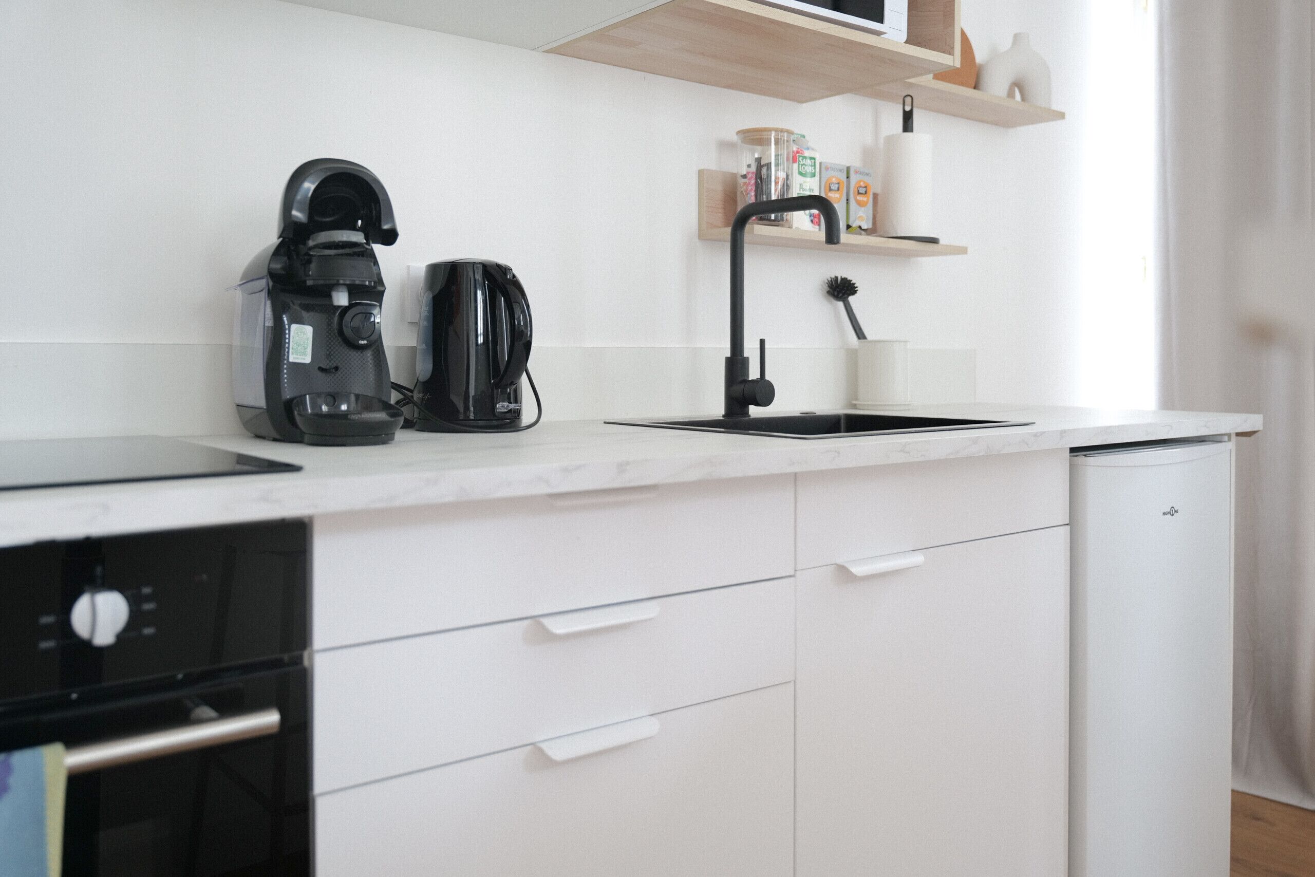 Réfrigérateur, micro-ondes, cafetière/bouilloire, bouilloire électrique