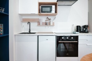 Fridge, microwave, oven, coffee/tea maker