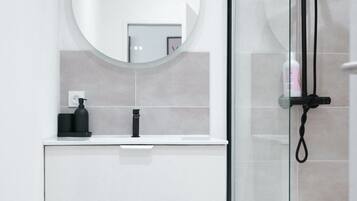 Douche, sĂšche-cheveux