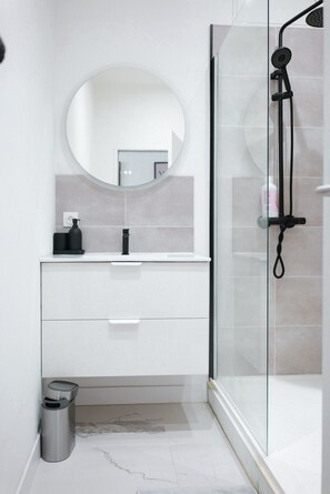 Douche, sèche-cheveux