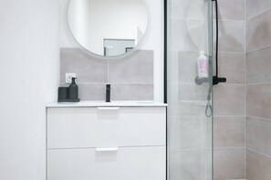Ducha, secador de pelo y toallas