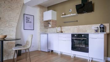 Refrigerador, horno, cafetera y tetera y utensilios de cocina