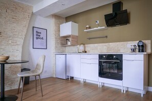 Fridge, oven, coffee/tea maker, cookware/dishes/utensils - Very nice studio – city center – 2 people (Angers)