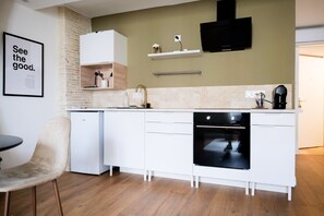 Frigorífico, microondas, horno y cafetera o tetera