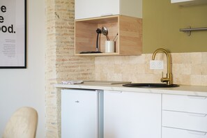 Réfrigérateur, micro-ondes, four, cafetiÚre/bouilloire