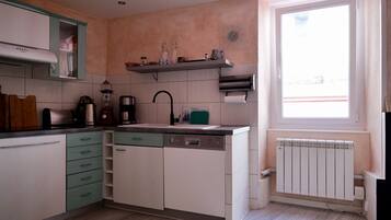 Kühlschrank, Mikrowelle, Ofen, Geschirrspüler