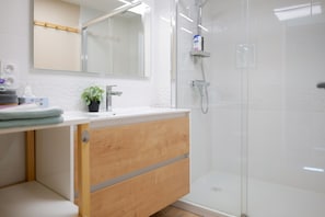 Dusche, Haartrockner, Handtücher