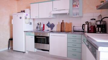 Kühlschrank, Mikrowelle, Ofen, Geschirrspüler