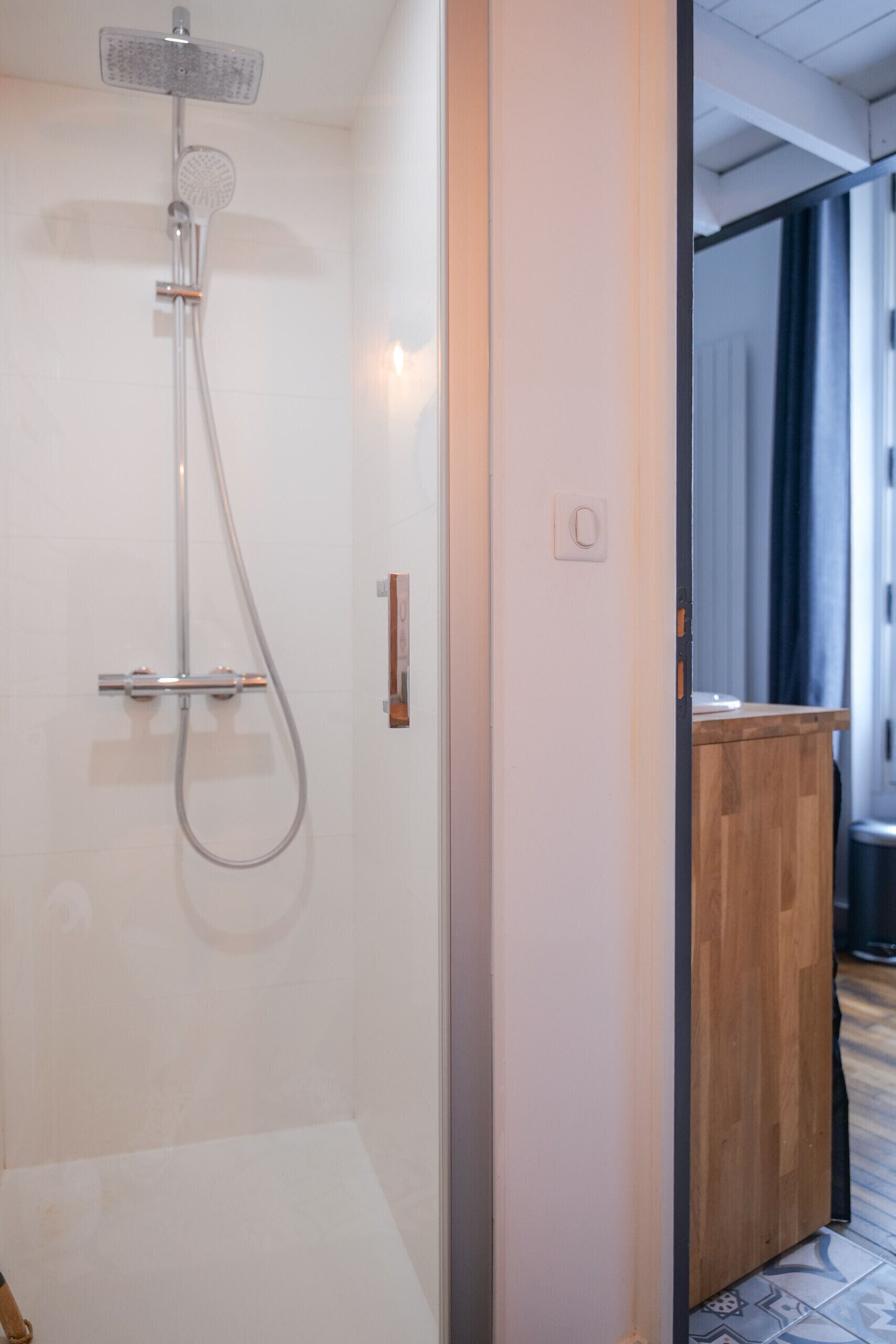 Een douche, een haardroger, handdoeken