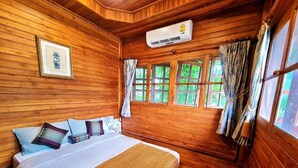 3 bedrooms, iron/ironing board, internet, bed sheets