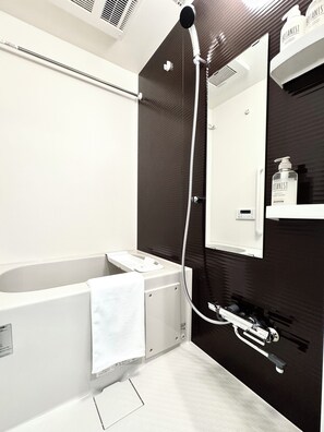 Haartrockner, Bidet, Handtücher, Seife