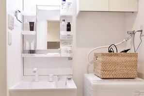 SĂšche-cheveux, bidet, serviettes fournies, savon