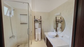 Chambre Double Standard, vue jardin | Salle de bain