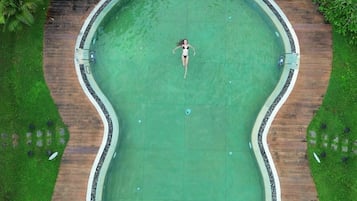 Kolam renang outdoor