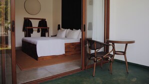 Une chambre à coucher avec un lit, une chaise et une petite table.