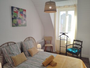 2 bedrooms, iron/ironing board, bed sheets