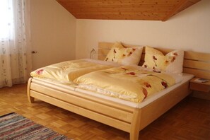 2 bedrooms, iron/ironing board, Internet, bed sheets