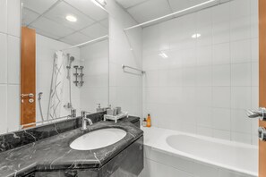 Hårtørrer, bidet, håndklæder, Sæbe