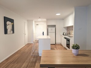Een koelkast, een microgolfoven, een oven, een kookplaat