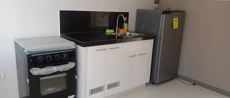Frigorifero, microonde, forno, piano cottura
