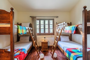 4 bedrooms, iron/ironing board, Internet, bed sheets