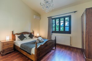 4 bedrooms, iron/ironing board, Internet, bed sheets