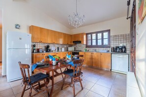 Kühlschrank, Mikrowelle, Ofen, Geschirrspüler