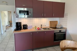 Køleskab, mikrobølgeovn, ovn, kogeplade