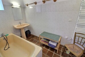 Toalhas de banho, papel higiênico