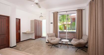 Charming Brown 1-bedroom chalet with WiFi, AC in lovely Ahangama