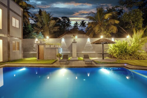 Charming Brown 1-bedroom chalet with WiFi, AC in lovely Ahangama