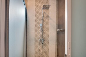 Haartrockner, Handtücher, Seife, Toilettenpapier