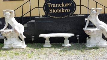 ํ์ฐ์ค | ์ธ๊ด