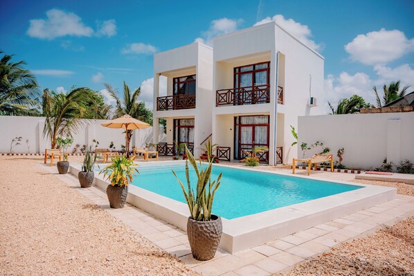 Outdoor pool - Andy' Inn (Michamvi)