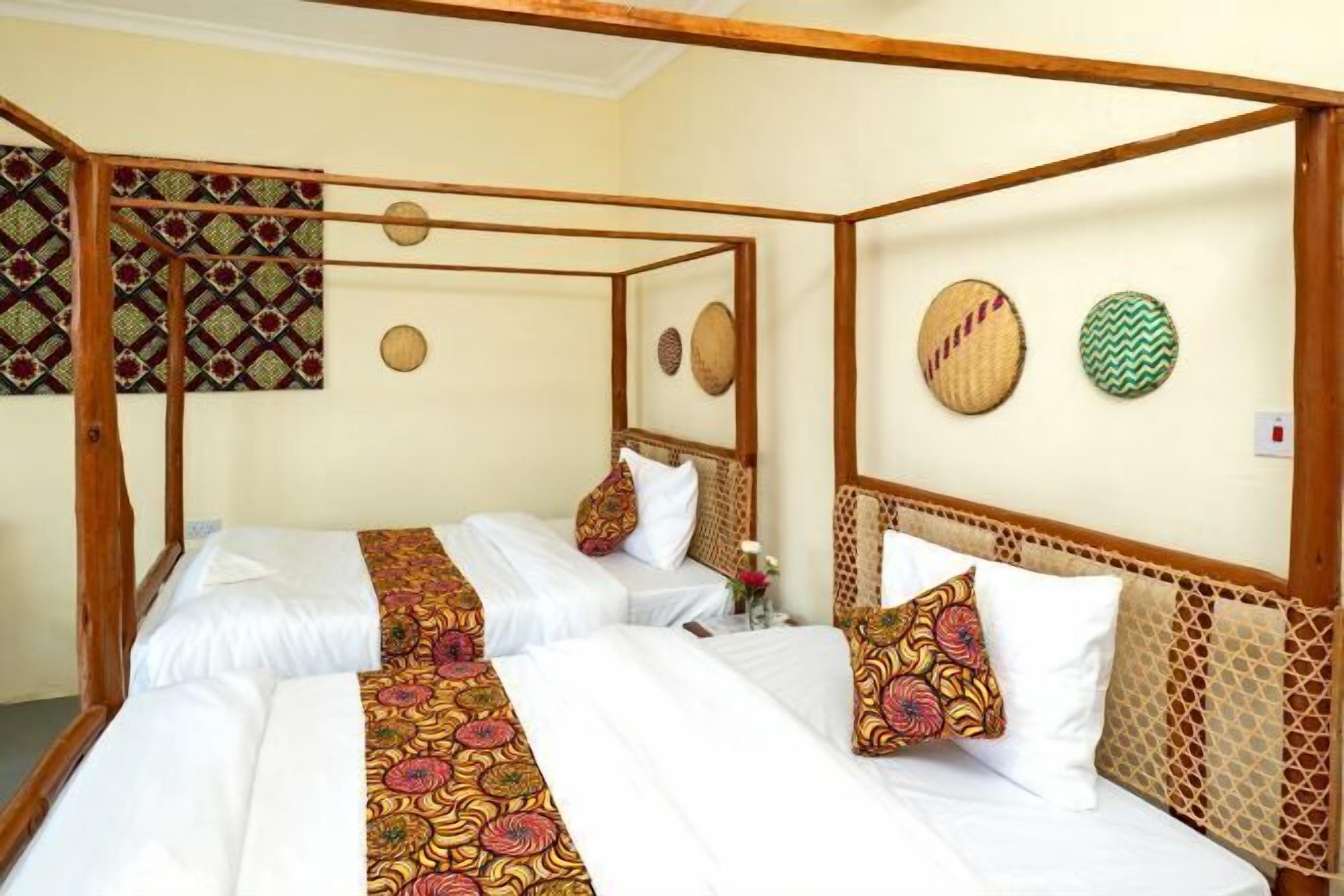 Hochwertige Bettwaren, Betten mit Memory-Foam-Matratzen, Zimmersafe