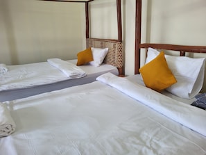 Chambre Deluxe avec lits jumeaux, 2 lits doubles | Literie de qualité, lit avec matelas en mousse à mémoire, coffre-fort