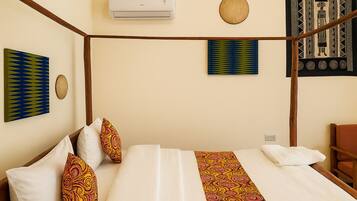 Chambre Double Deluxe, balcon, vue piscine | Literie de qualité supérieure, matelas mémoire de forme