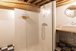 Een douche, een haardroger, handdoeken