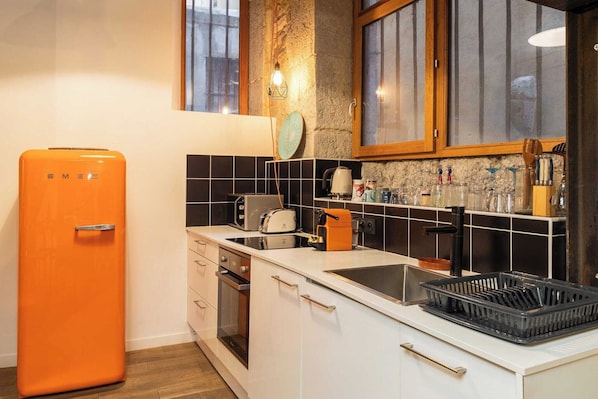 Kühlschrank, Mikrowelle, Ofen, Herdplatte