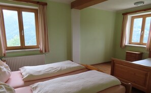 1 bedroom, travel cot, bed sheets